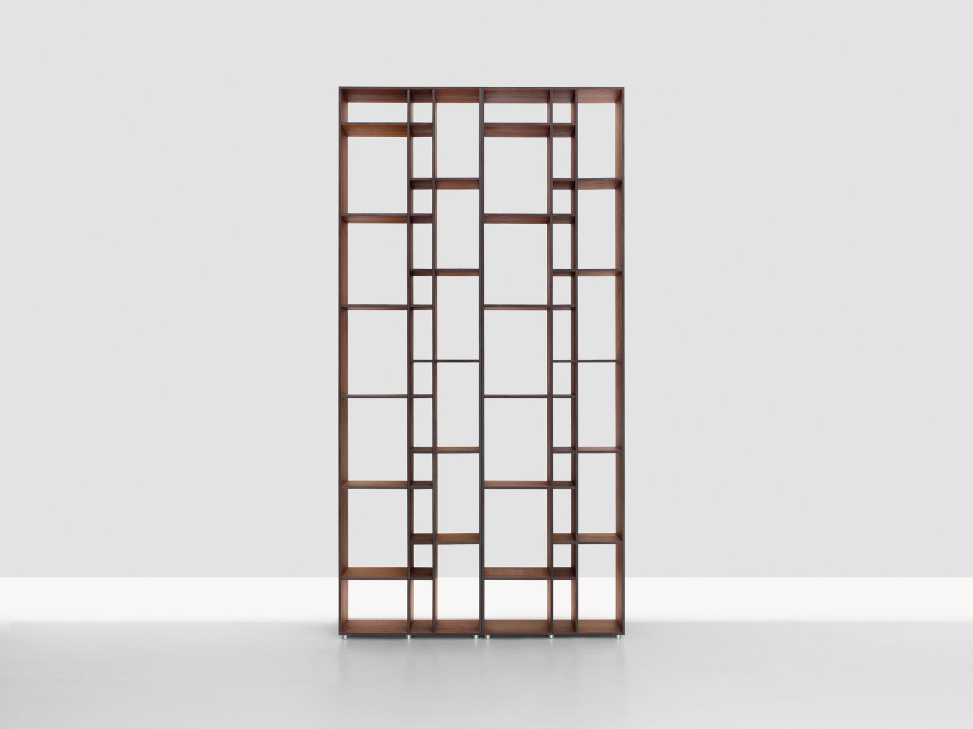 Bild eines Code Holzregals aus MDF, modernes Design mit offenen Fächern.