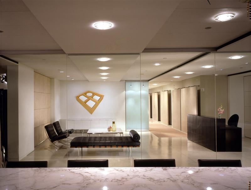 Innenaufnahme mit zwei schwarzen Barcelona Sesseln und passender Bank von Knoll International.