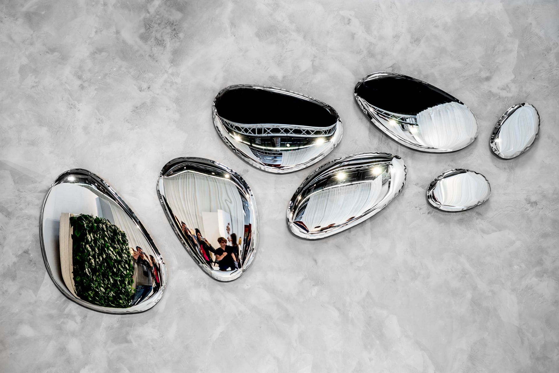 Tafla Spiegel von Zieta im Design Dark Matter, moderne Wanddekoration und reflektierende Kunstobjekte.