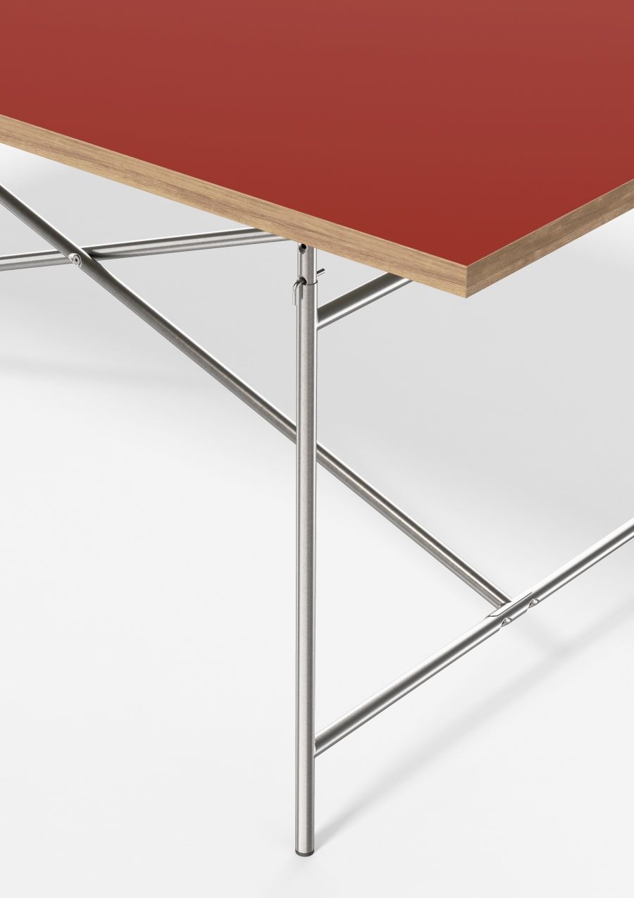 Detailansicht des Eiermann Tischgestells mit roter Tischplatte, Designklassiker von Richard Lampert.