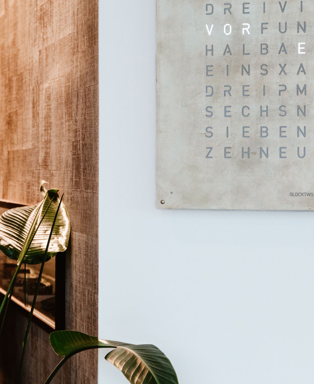 Earth 90 Creator's Edition wandklok / Tijdsobject Duits QLOCKTWO