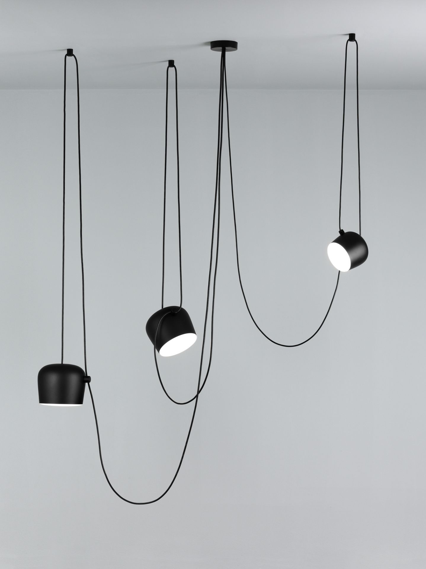 Schwarze Aim Small Pendelleuchte von Flos, 3er Set, moderne Hängeleuchte mit Kabeln.