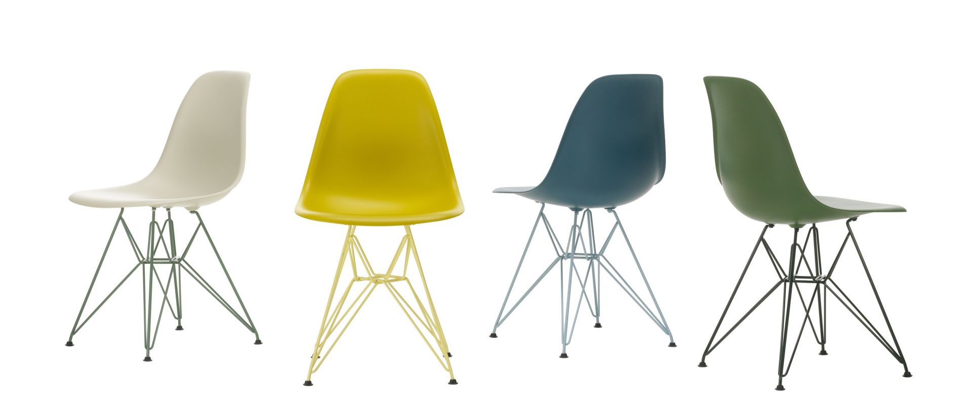 Vitra Eames Plastic Side Chairs DSR in verschiedenen Farben mit verchromten Drahtgestellen.