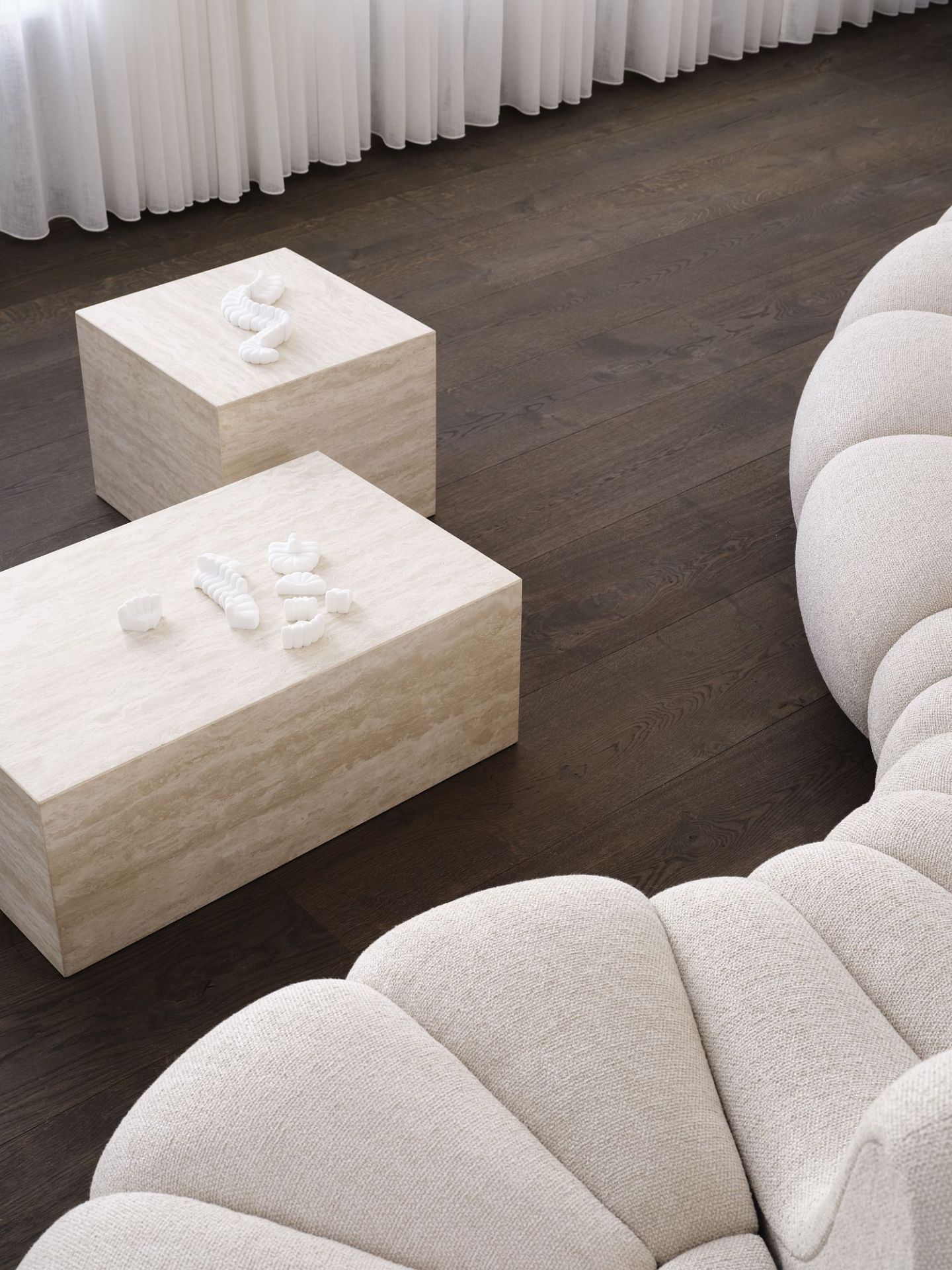 Zwei Cubism Table Beistelltische von NORR11 aus Travertin, kombiniert mit einem modularen Sofa.