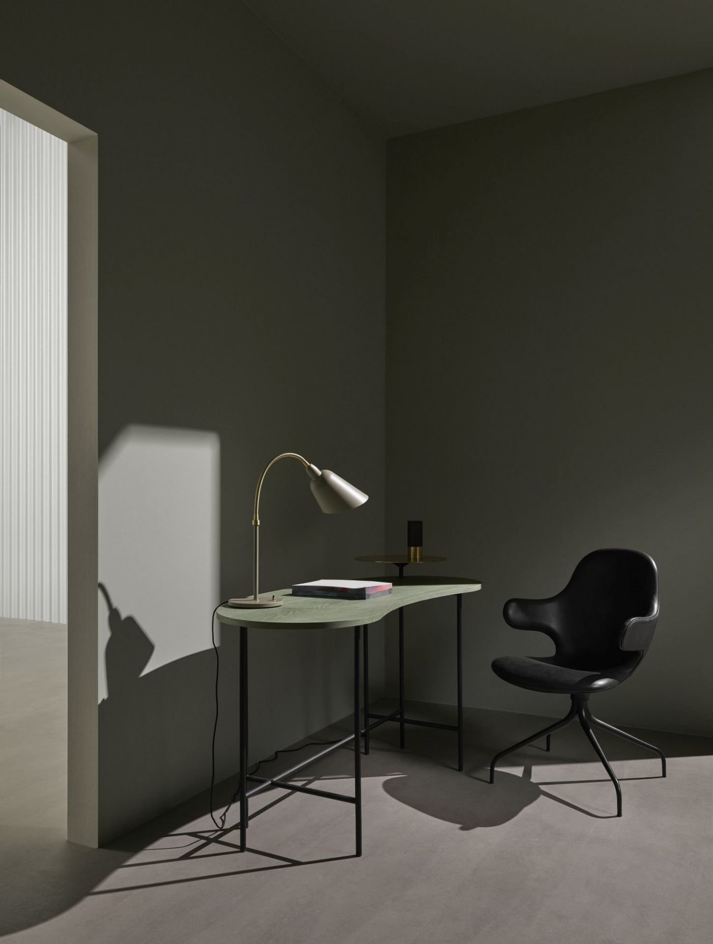 AndTradition Palette JH9 Schreibtisch mit Lampe und schwarzem Stuhl in minimalistischem Raum.