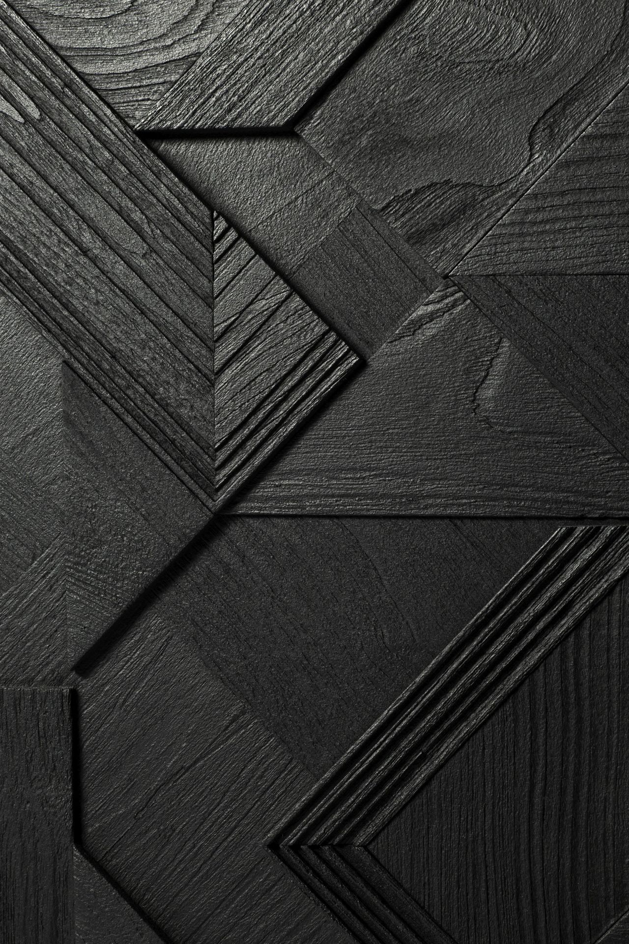Detailaufnahme der schwarzen Graphic Teak Anrichte von Ethnicraft, zeigt das geometrische Muster und die Holzstruktur.
