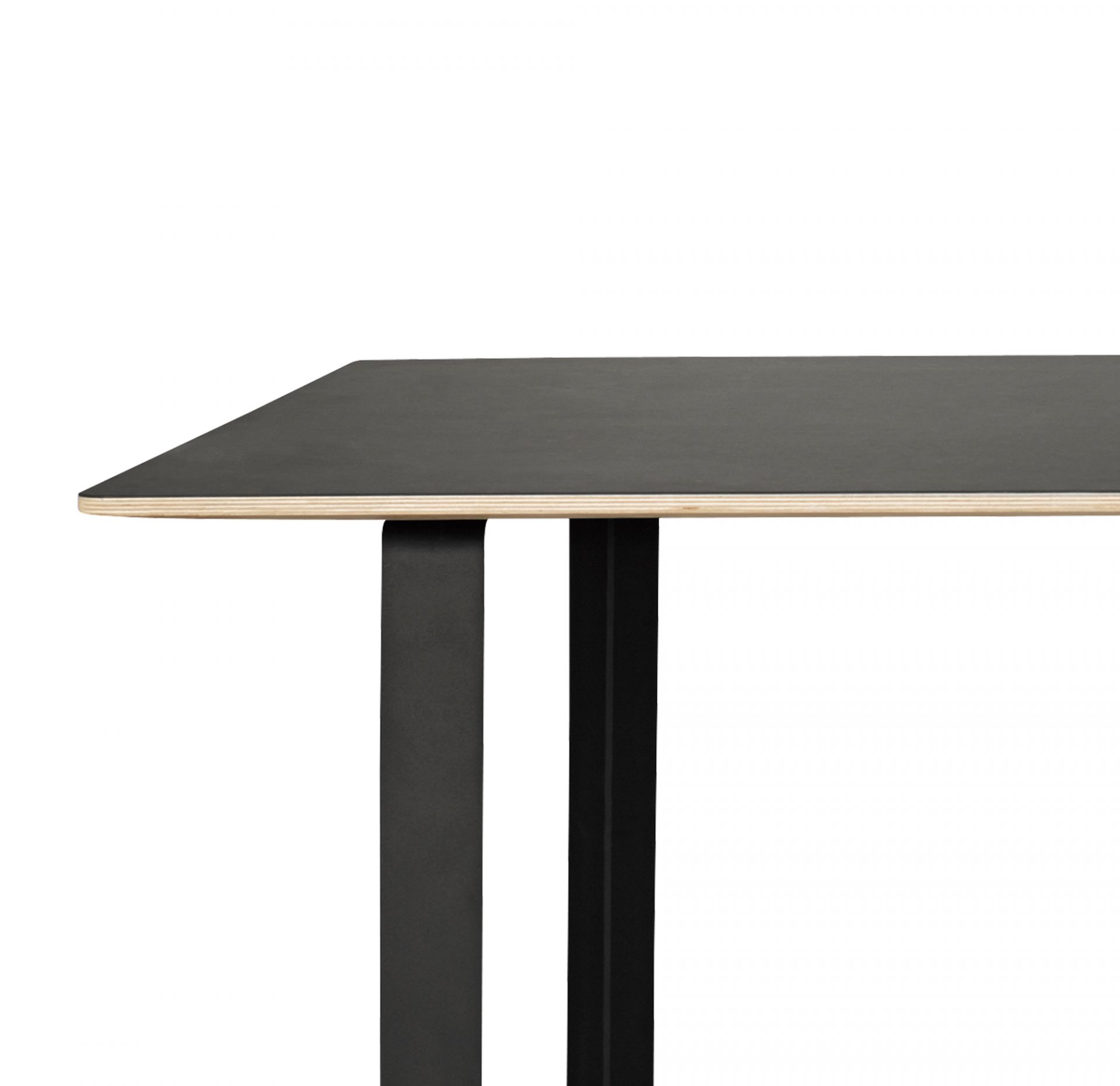 Detailaufnahme des Muuto 70/70 Tisches mit schwarzer Tischplatte und minimalistischen schwarzen Beinen. Moderner Esstisch.