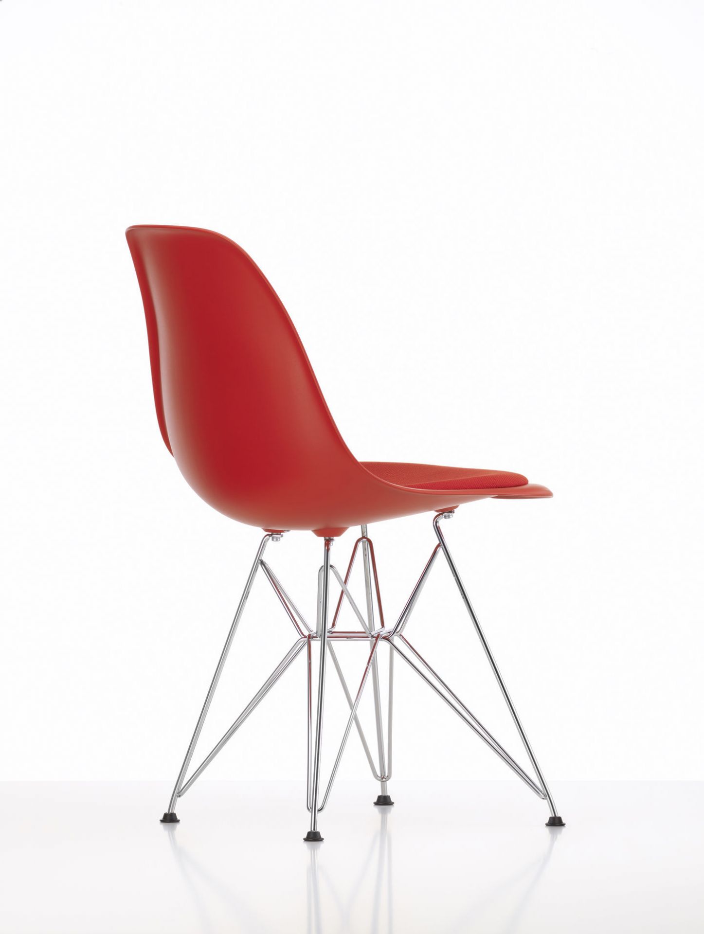 Eames DSR Stuhl mit Sitzpolster, rot, Chromgestell. Designklassiker für Esszimmer und Büro.