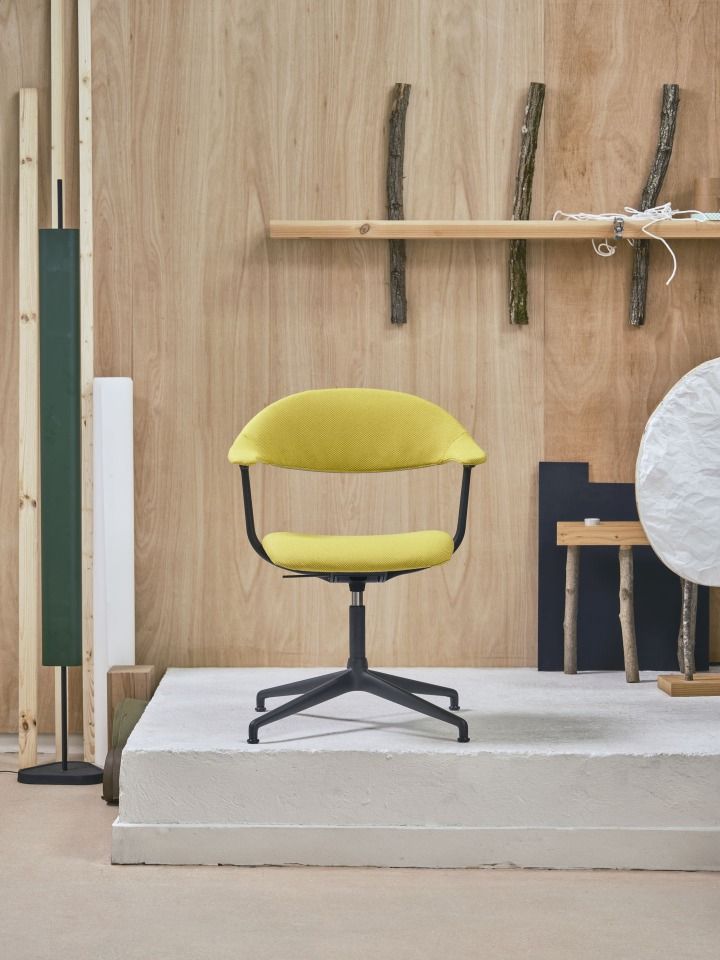Gelber Mynt Bürodrehstuhl von Vitra mit schwarzem Fußkreuz und Rückenlehne aus Kunststoff.