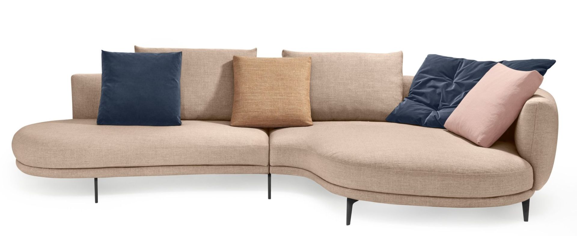 Marru Sofa von Walter Knoll, konfigurierbares Ecksofa in Beige mit farbigen Kissen.
