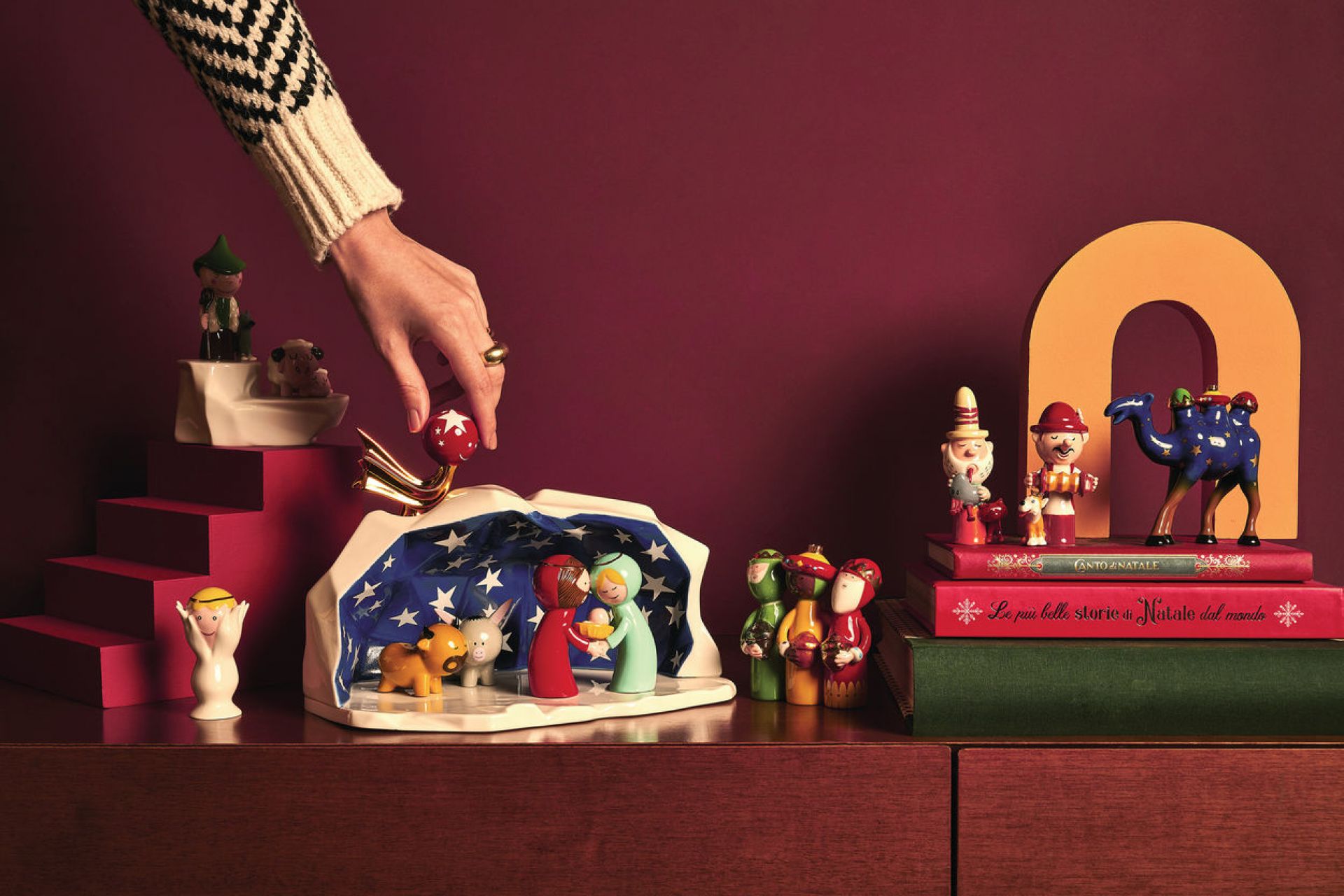 Alessi Weihnachtskrippe "Happy Eternity Baby" (AGJ01 11) mit Figuren und Hand, festliche Weihnachtsdekoration.