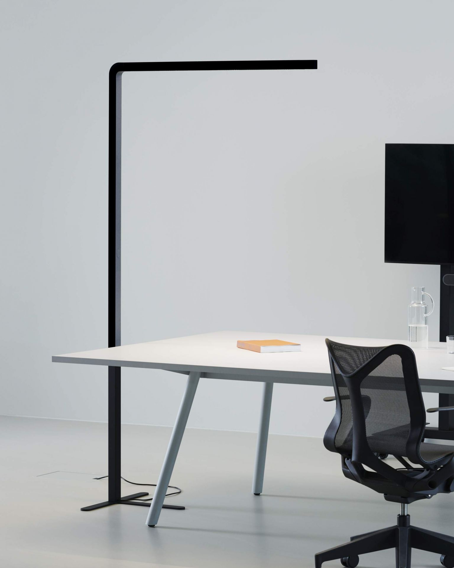 Team Agile Stehleuchte in Grau, moderne Büroeinrichtung mit Schreibtisch, Bürostuhl und minimalistischem Design.