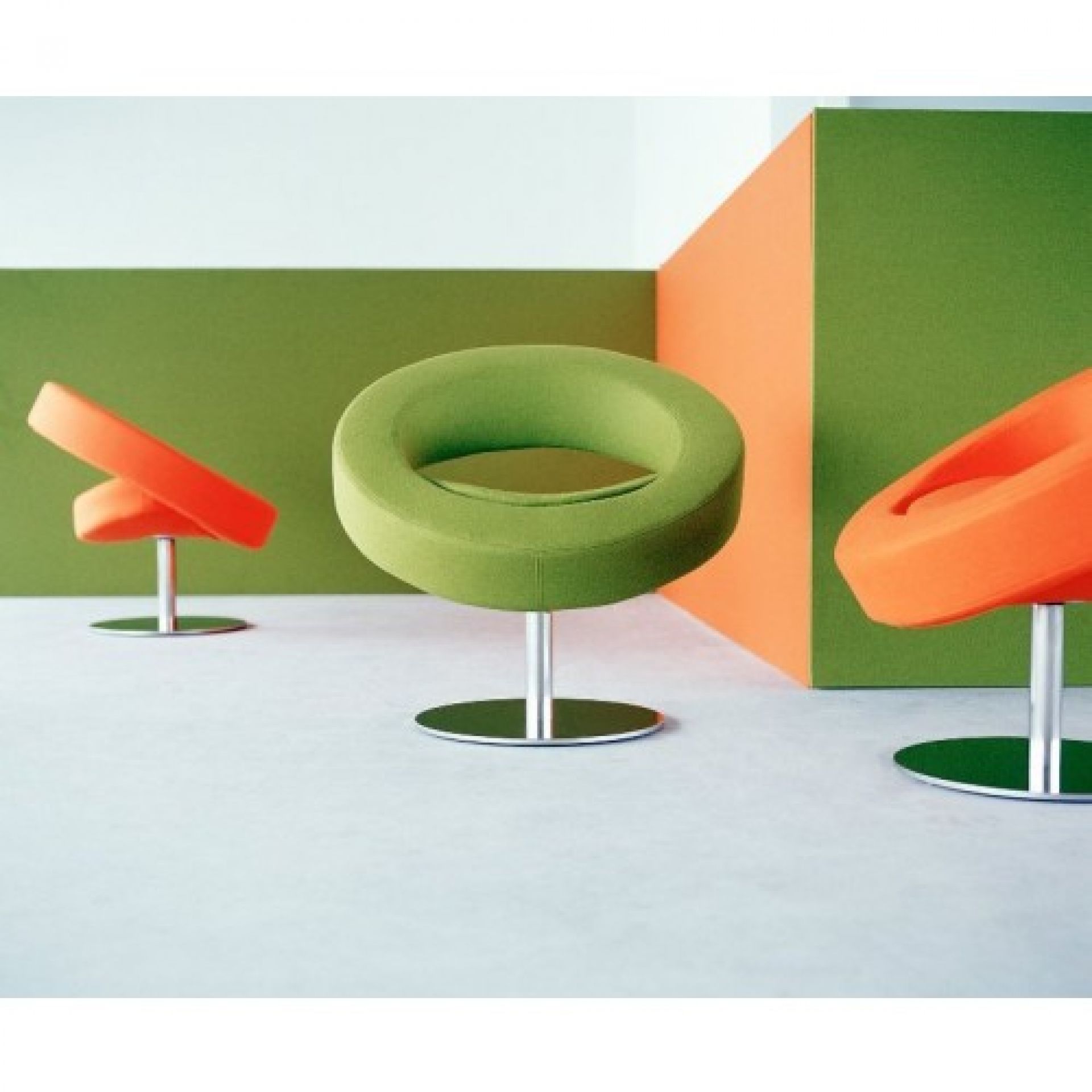 Hello Drehsessel Softline in Grün und Orange, moderne Loungemöbel mit Drehfunktion und Metallfuß.
