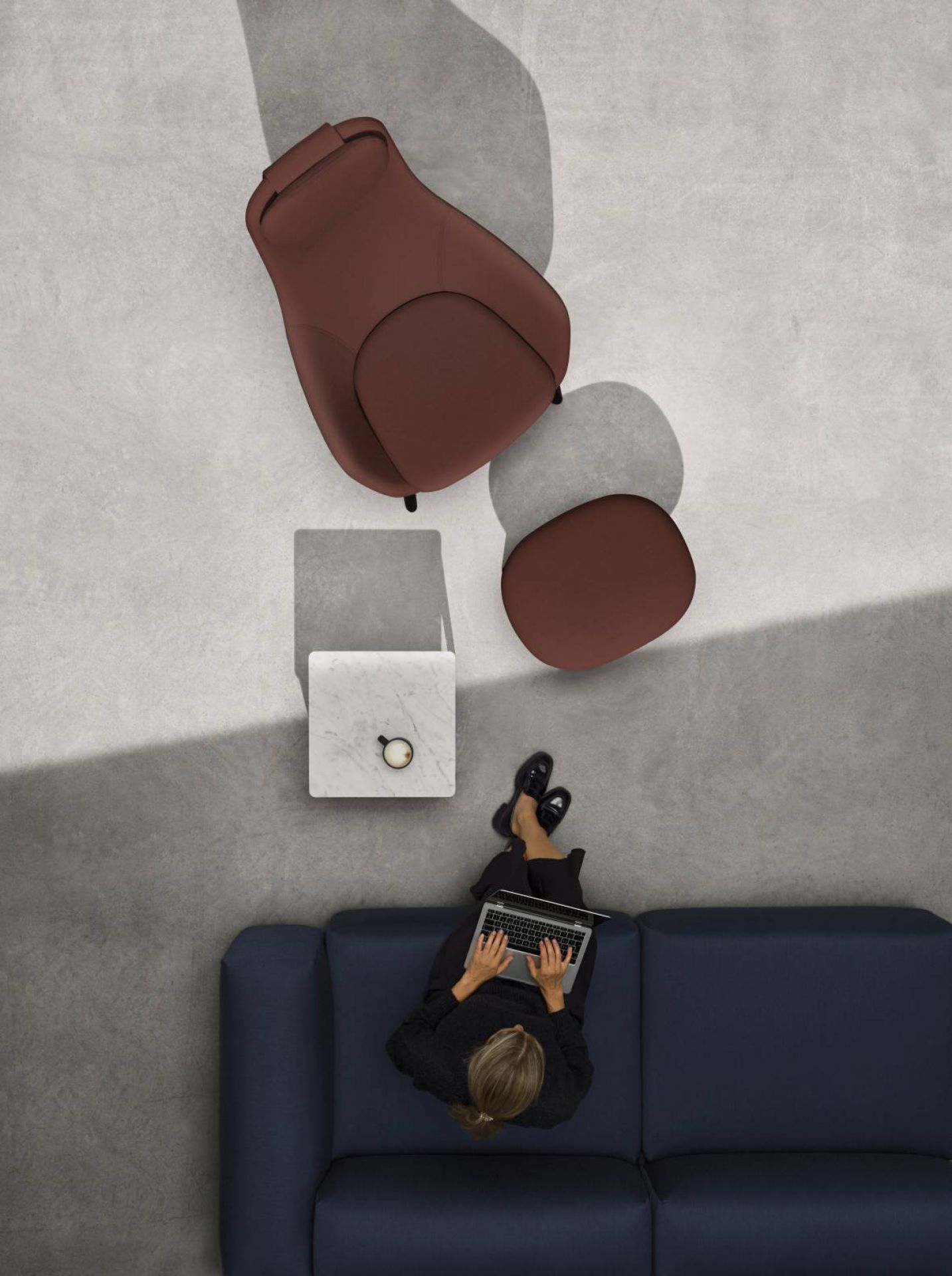 Braunroter Hal Lounge Chair Sessel mit Ottoman von Vitra, gesehen von oben, neben Sofa.