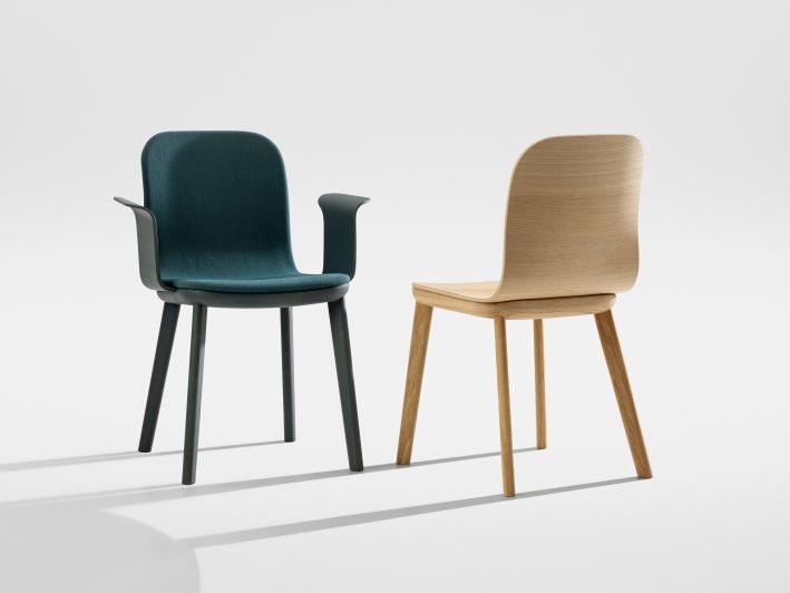 Aeon Comfort Chair Armlehnstuhl Zeitraum, ein blauer Polsterstuhl mit Armlehnen und ein Holzstuhl ohne Armlehnen.