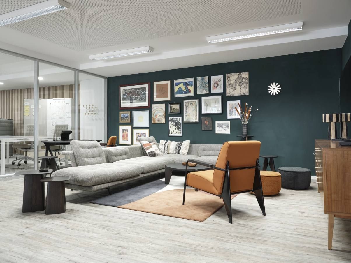 Graue Grand Sofa von Vitra, einladendes Wohnzimmer mit Designermöbeln und moderner Dekoration.