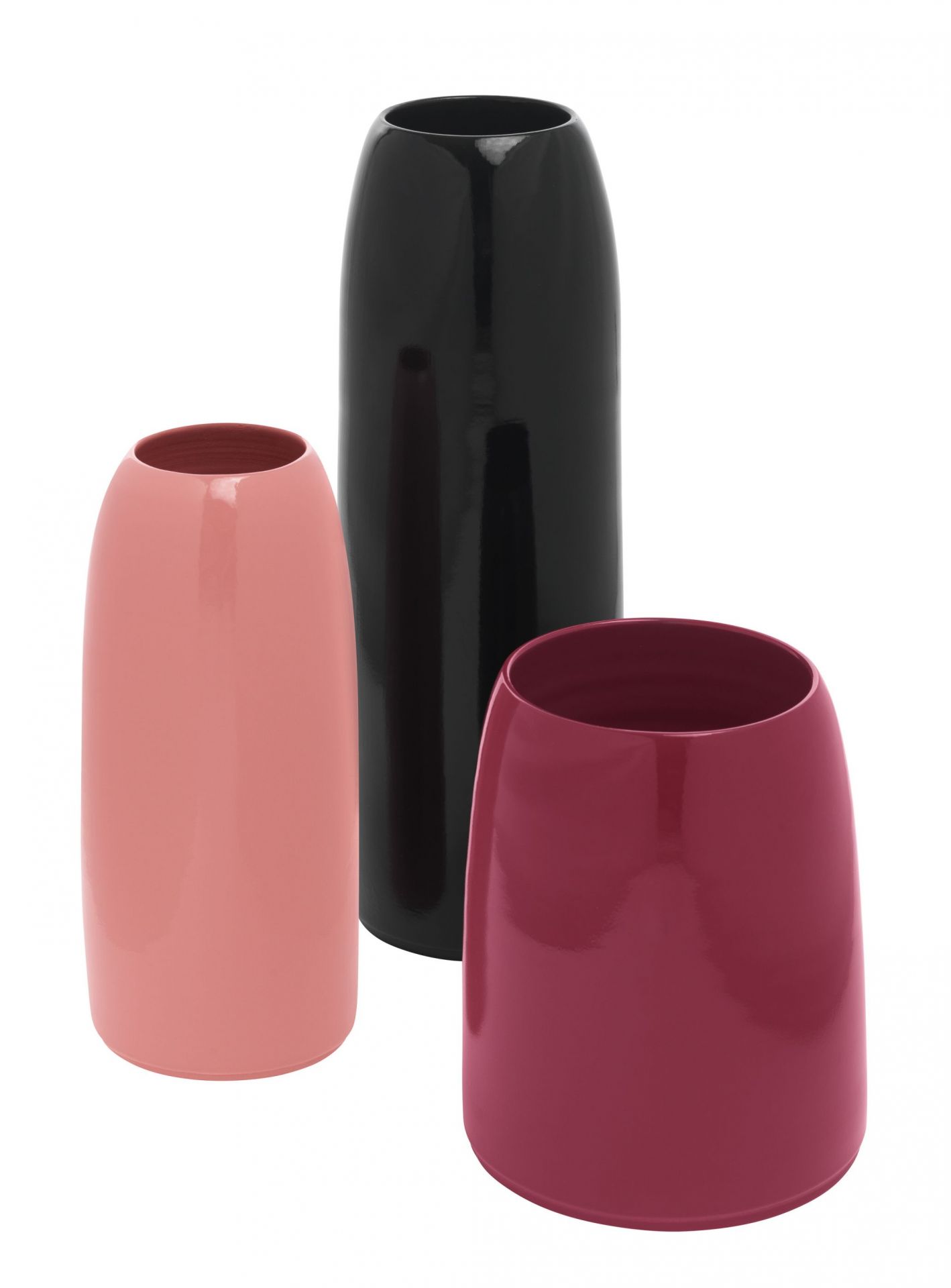 Drei farbige Vasen: Rosa, Schwarz und Weinrot. Moderne Deko-Vasen, z.B. Carla Vase von Schönbuch.