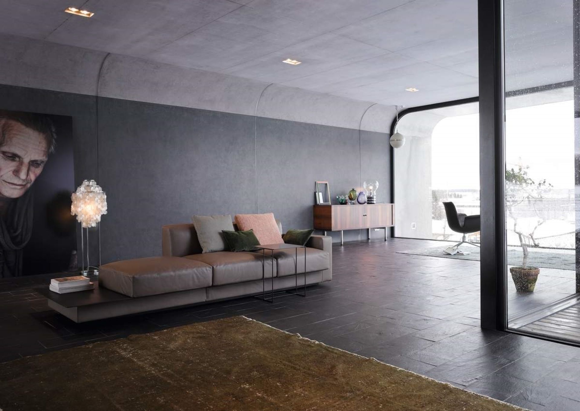 Moderner Wohnraum mit braunem Ledersofa und zwei filigranen, schwarzen Oki Beistelltischen von Walter Knoll.