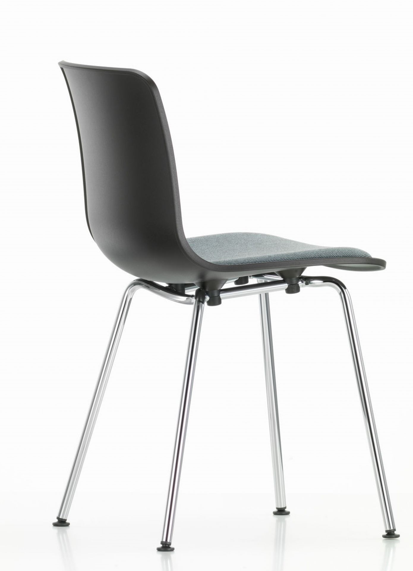 Vitra Hal RE Tube Stuhl mit Sitzpolster, schwarze Sitzschale und verchromtes Gestell.