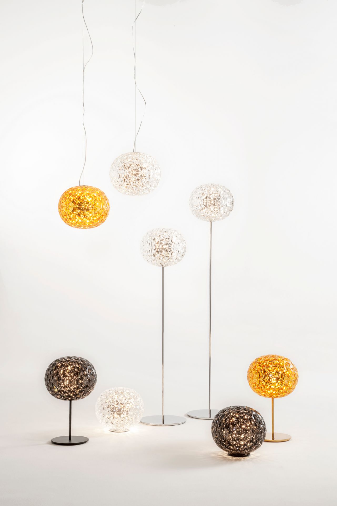 Produktfoto: Verschiedene Kartell Planet Leuchten, Tisch-, Steh- und Hängeleuchten in Rauch, Gold und Kristall.