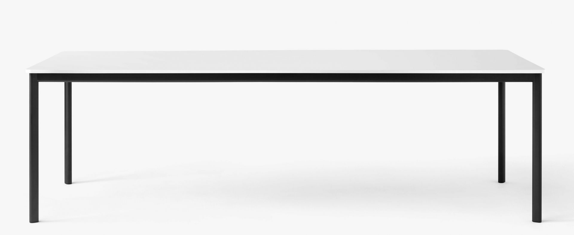 AndTradition Drip Table HW58 mit weißer Tischplatte und schwarzem Metallgestell, moderner Esstisch.