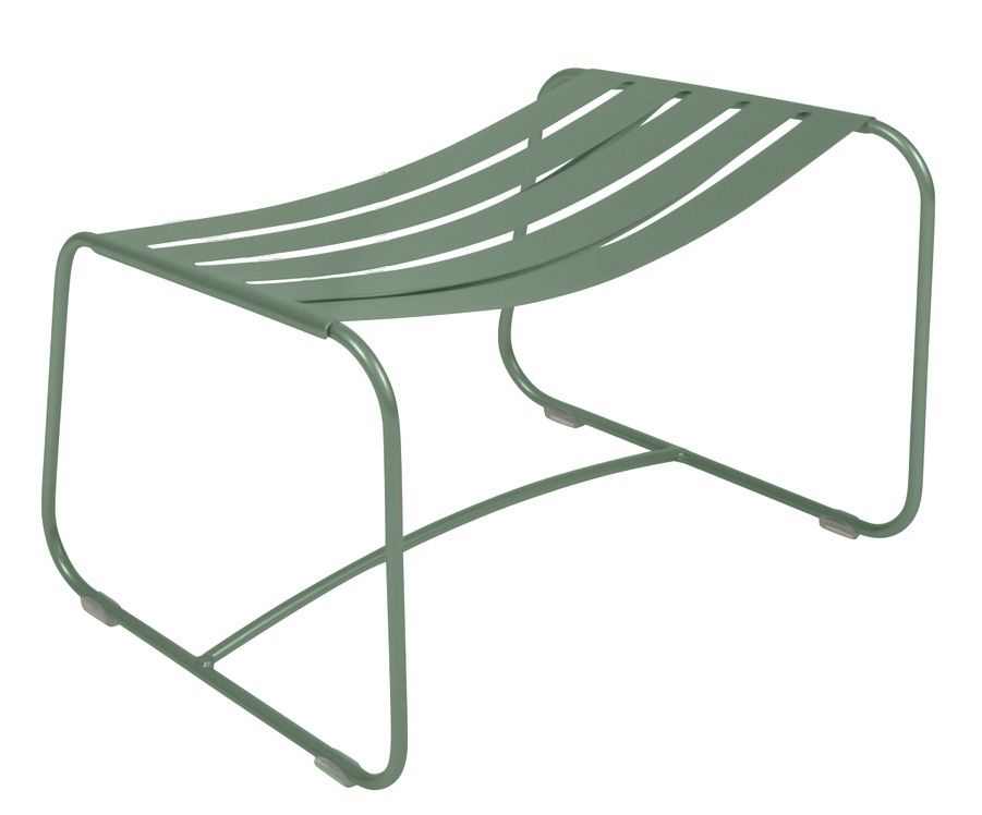 Grüner Surprising Fußhocker von Fermob für den Außenbereich, modernes Design mit Lattenstruktur.
