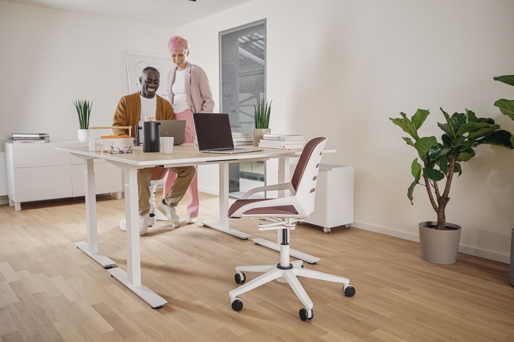 Numo Task Bürodrehstuhl von Aeris, weiß mit braunem Sitz, im modernen Büro mit Schreibtisch.