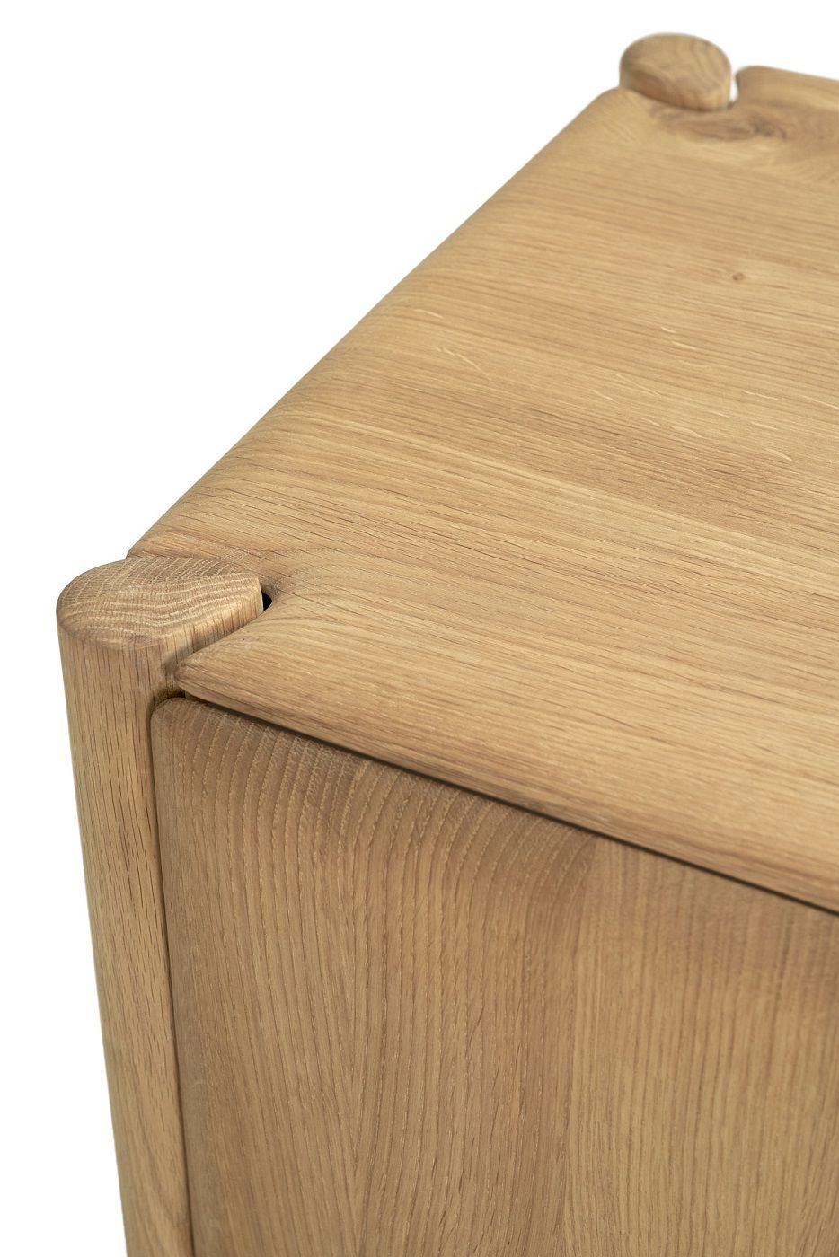 Detailaufnahme der Ethnicraft PI Anrichte aus geölter Eiche, modernes Möbeldesign.