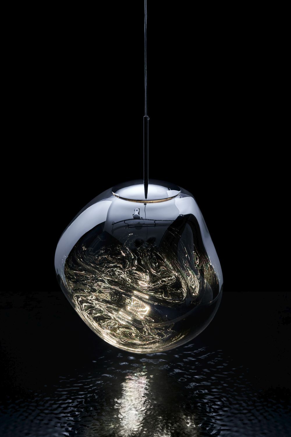 Nahaufnahme der silbernen Tom Dixon Melt LED Pendelleuchte mit reflektierenden Oberflächen und Lichteffekten.