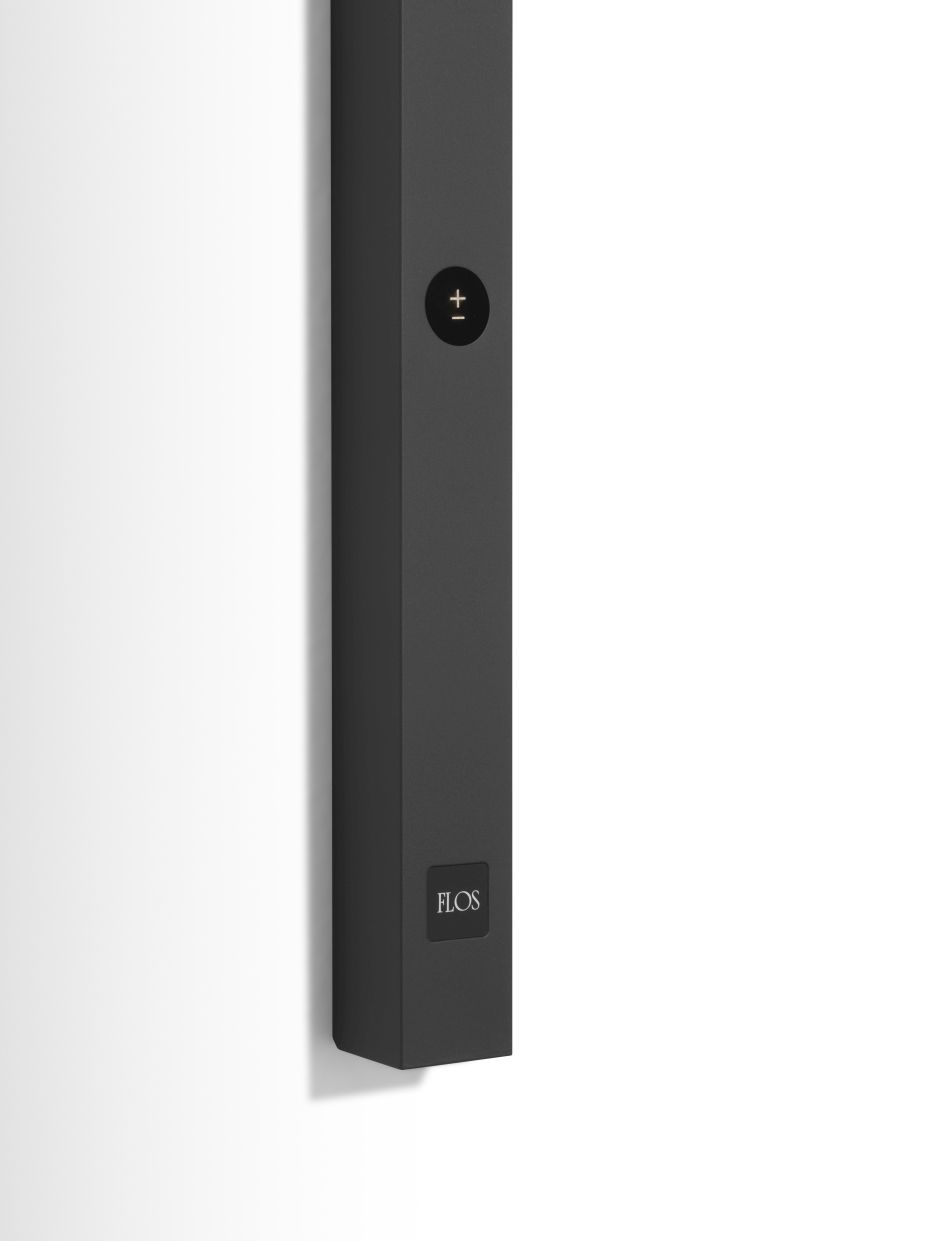 Nahaufnahme der modernen Black Flag Wandleuchte von Flos, minimalistisches Design, schwarzes Finish, Lichtsteuerung.
