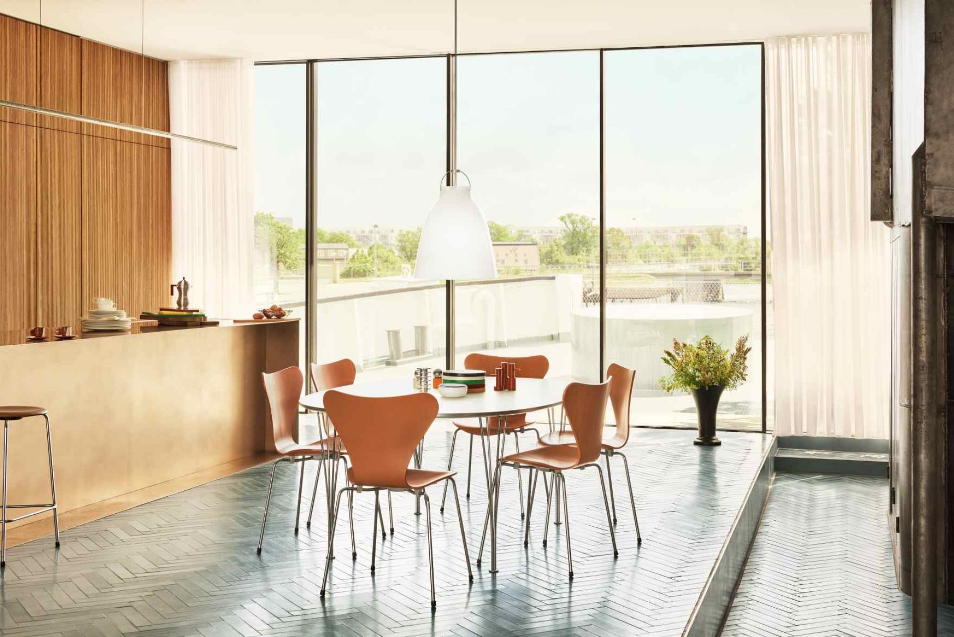 Esszimmer mit Super Elliptisch Tisch von Fritz Hansen und Serie 7 Stühlen in hellem, modernem Ambiente.