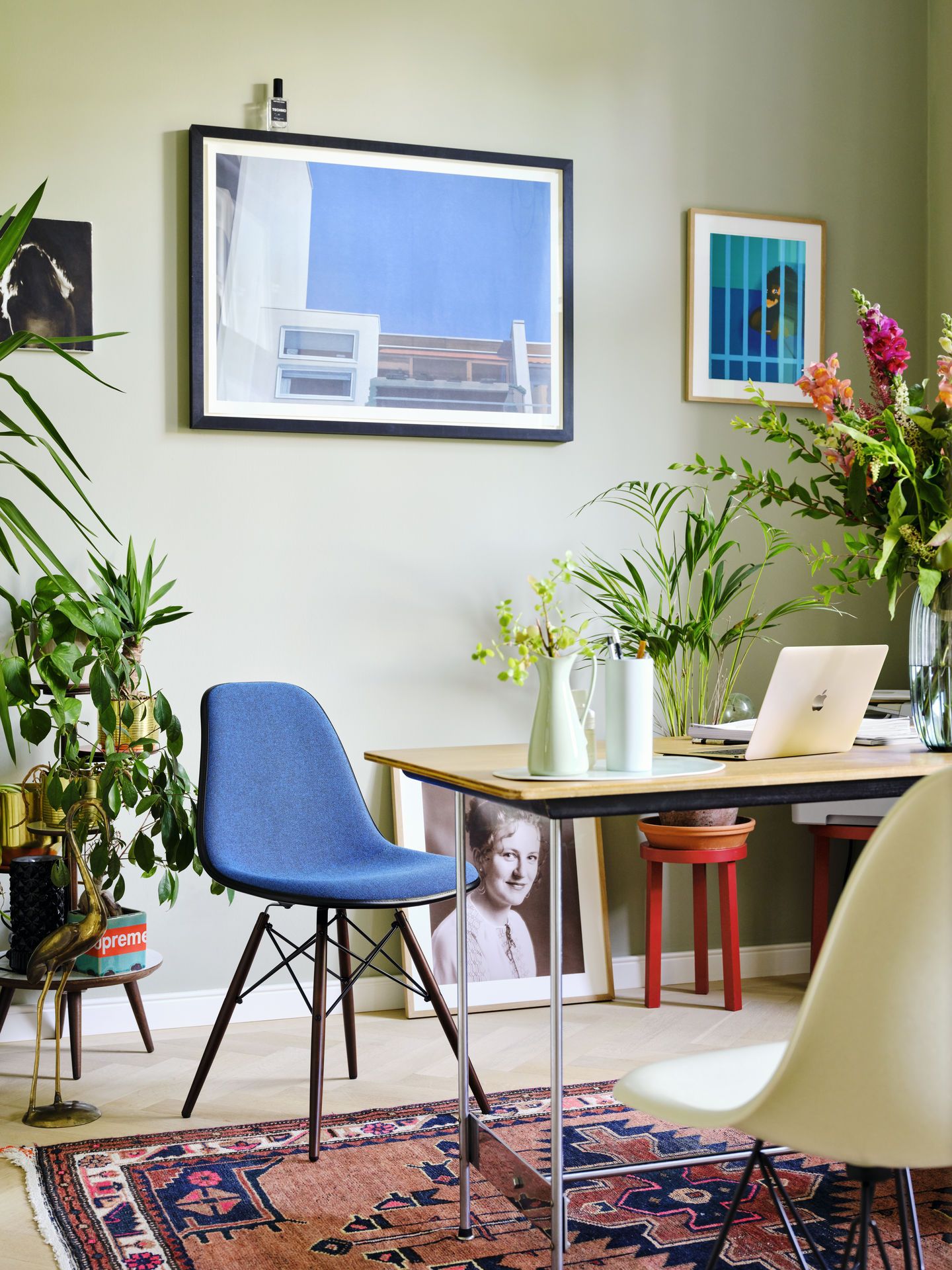 Blauer Eames Plastic Side Chair DSW von Vitra mit Vollpolster im stilvollen Wohnraum.