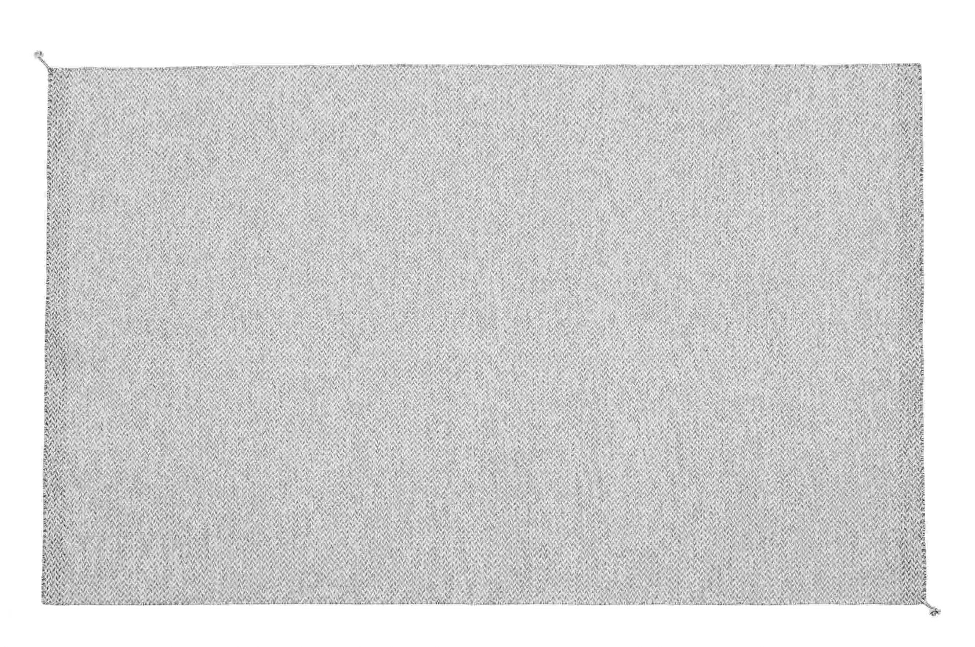 Muuto Ply Rug: Rechteckiger, hellgrauer Teppich aus recyceltem Polyester für Innen- und Außenbereiche, Detailaufnahme der Textur.