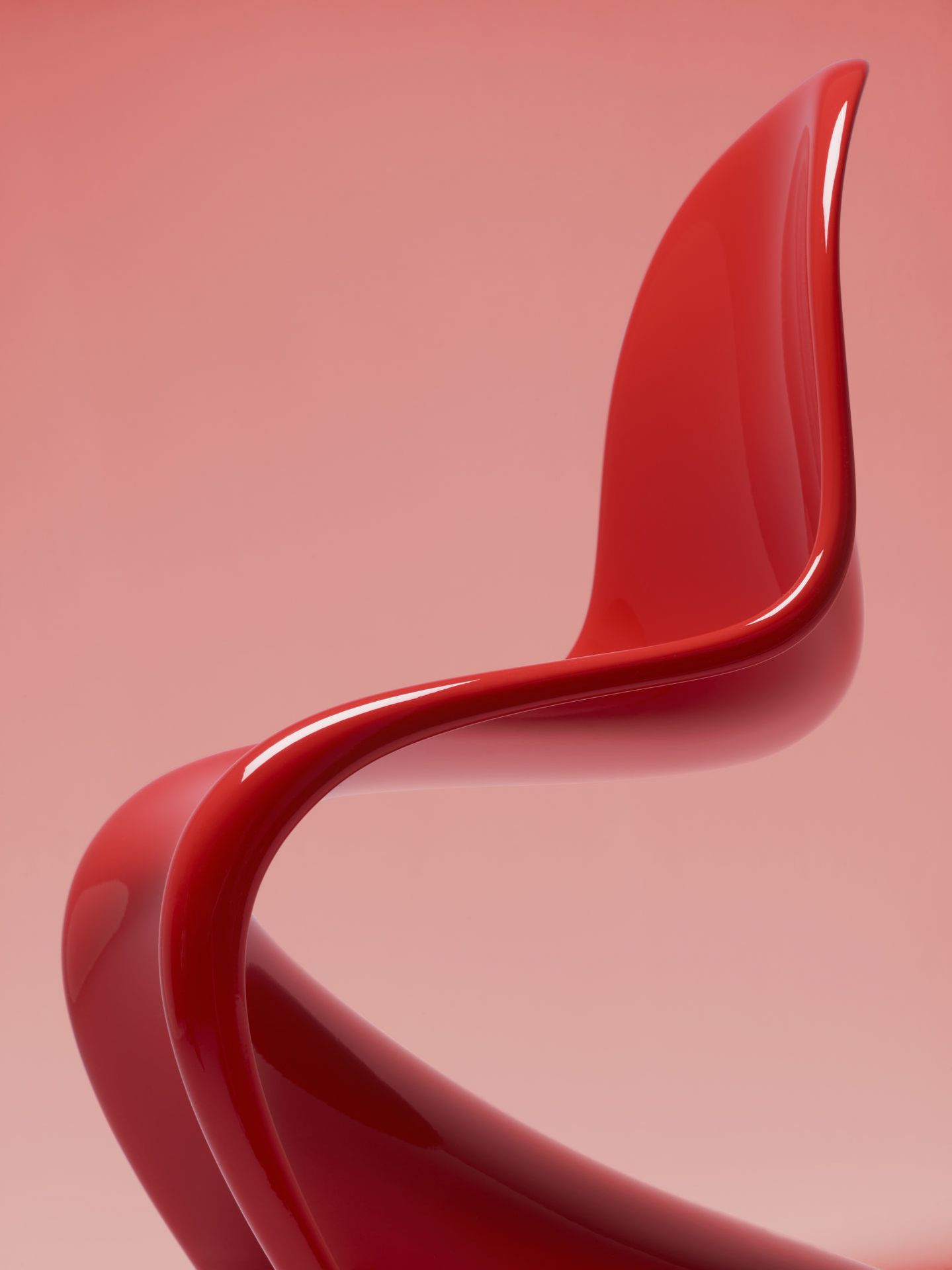 Nahaufnahme des roten Panton Chair von Vitra, ein moderner Designklassiker aus Kunststoff.