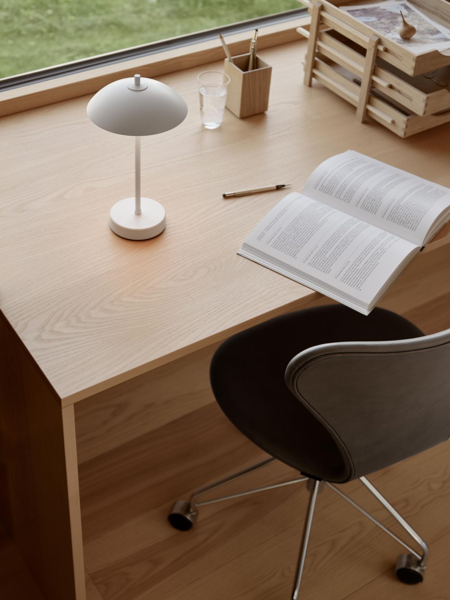 Clam Portable tafellamp, oplaadbare lamp van Fritz Hansen
