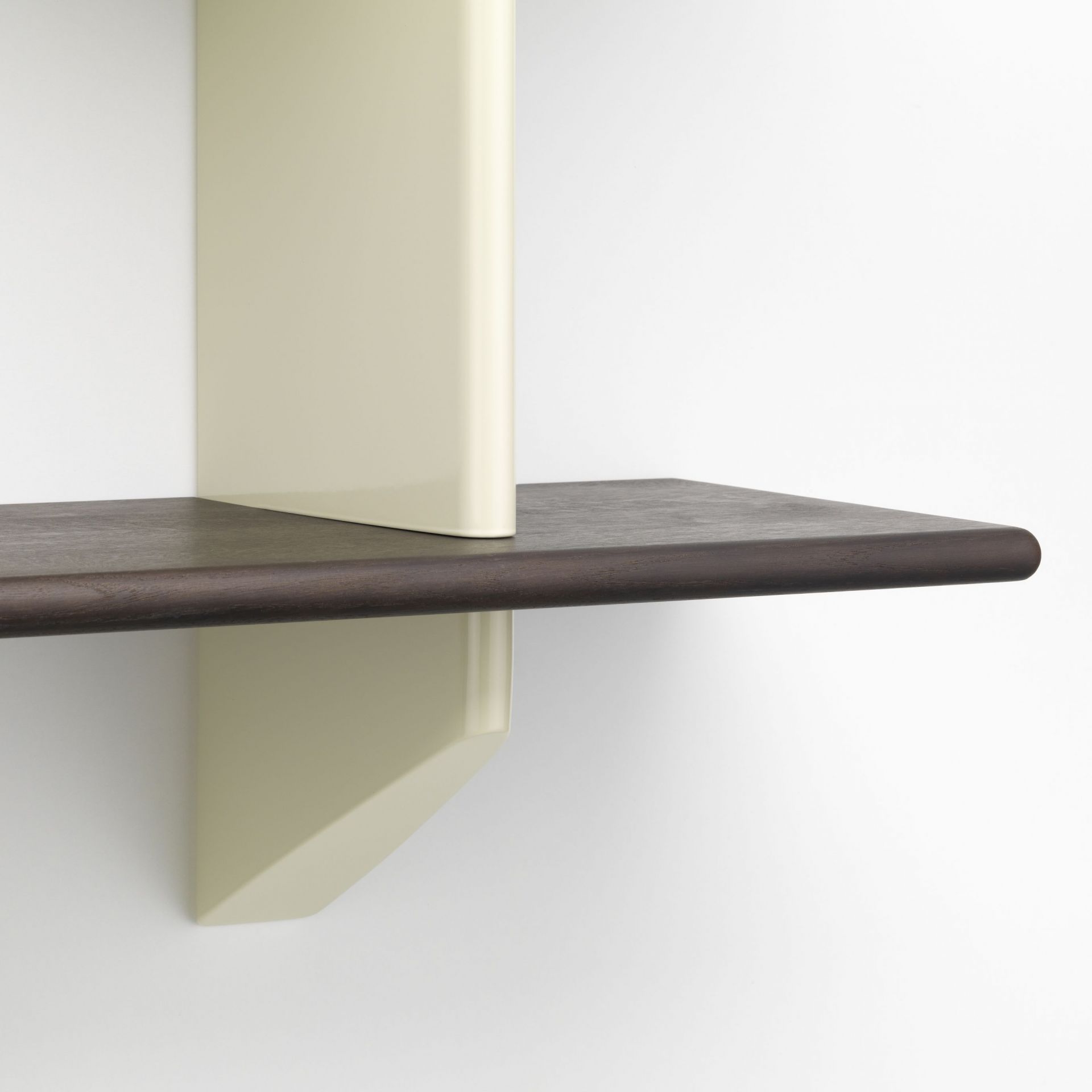 Detailaufnahme des Vitra Rayonnage Mural Wandregals mit Holzablage und cremefarbener Halterung.