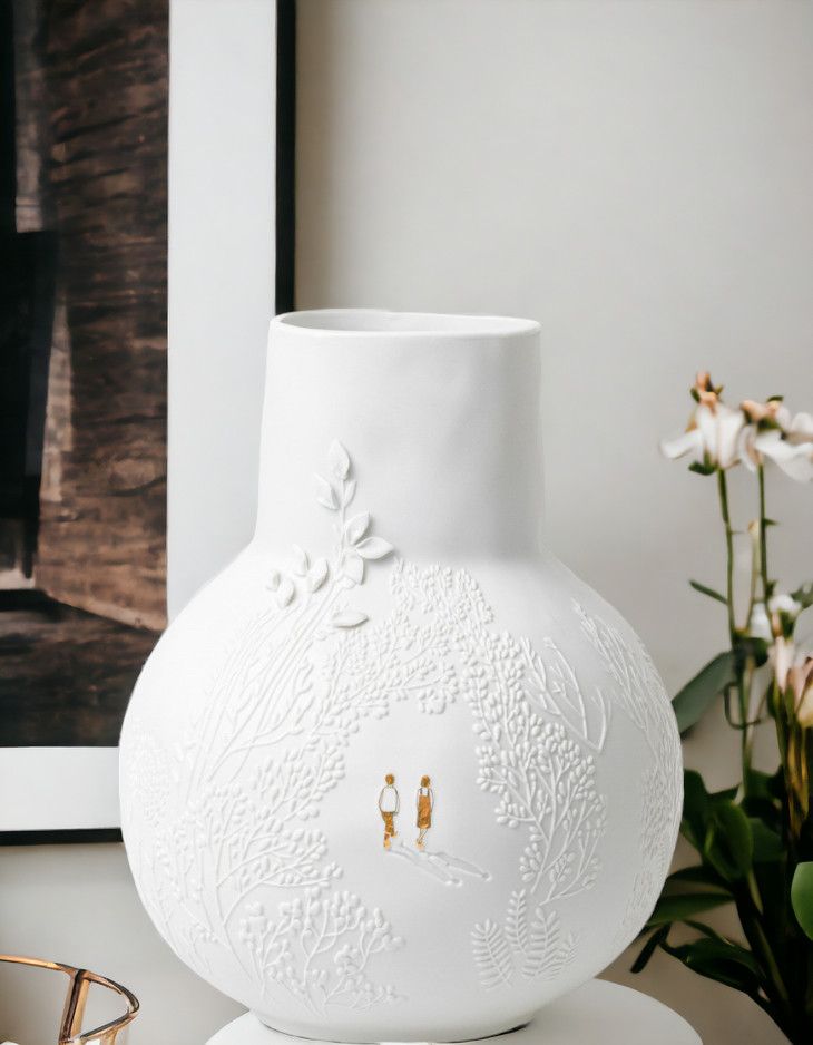 Weiße BG dankbar Vase "Parkspaziergang Räder" mit geprägtem Parkmotiv und zwei goldenen Figuren.