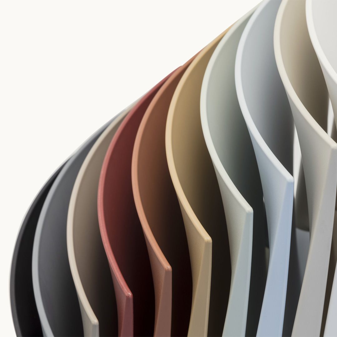 Detailaufnahme von gestapelten Sail SI1245 Stühlen von Andreu World in verschiedenen Farben, ideal für modernes Design.