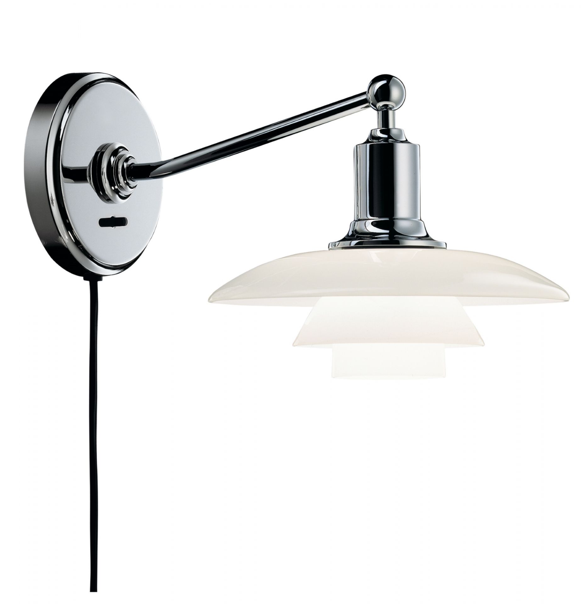 PH 2/1 Wandleuchte von Louis Poulsen mit Chromgestell und dreischirmigem Opalglas-Design.