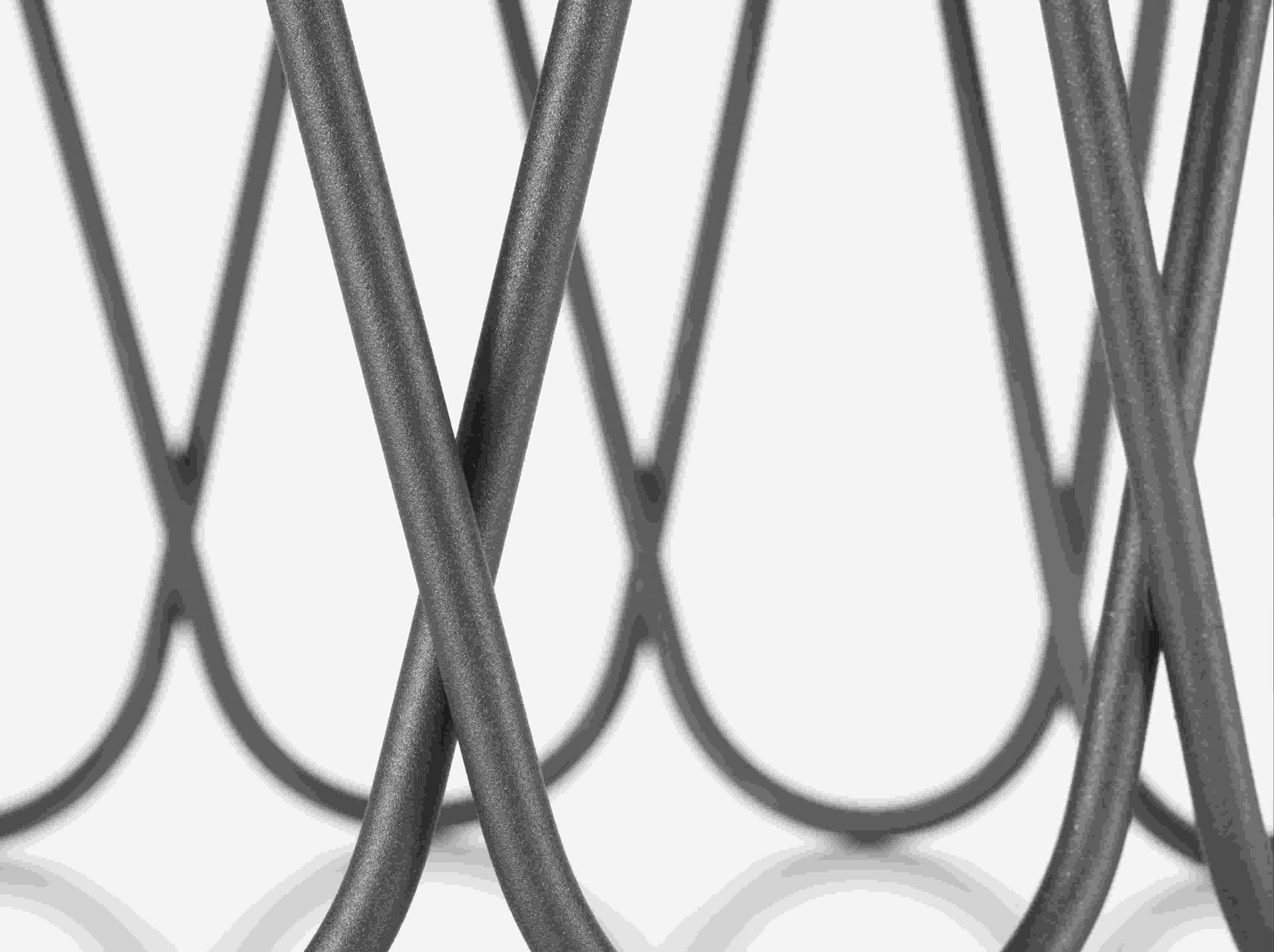 Detailaufnahme des grauen Metallgestells vom Vitra Flower Table Beistelltisch, modernes Design.