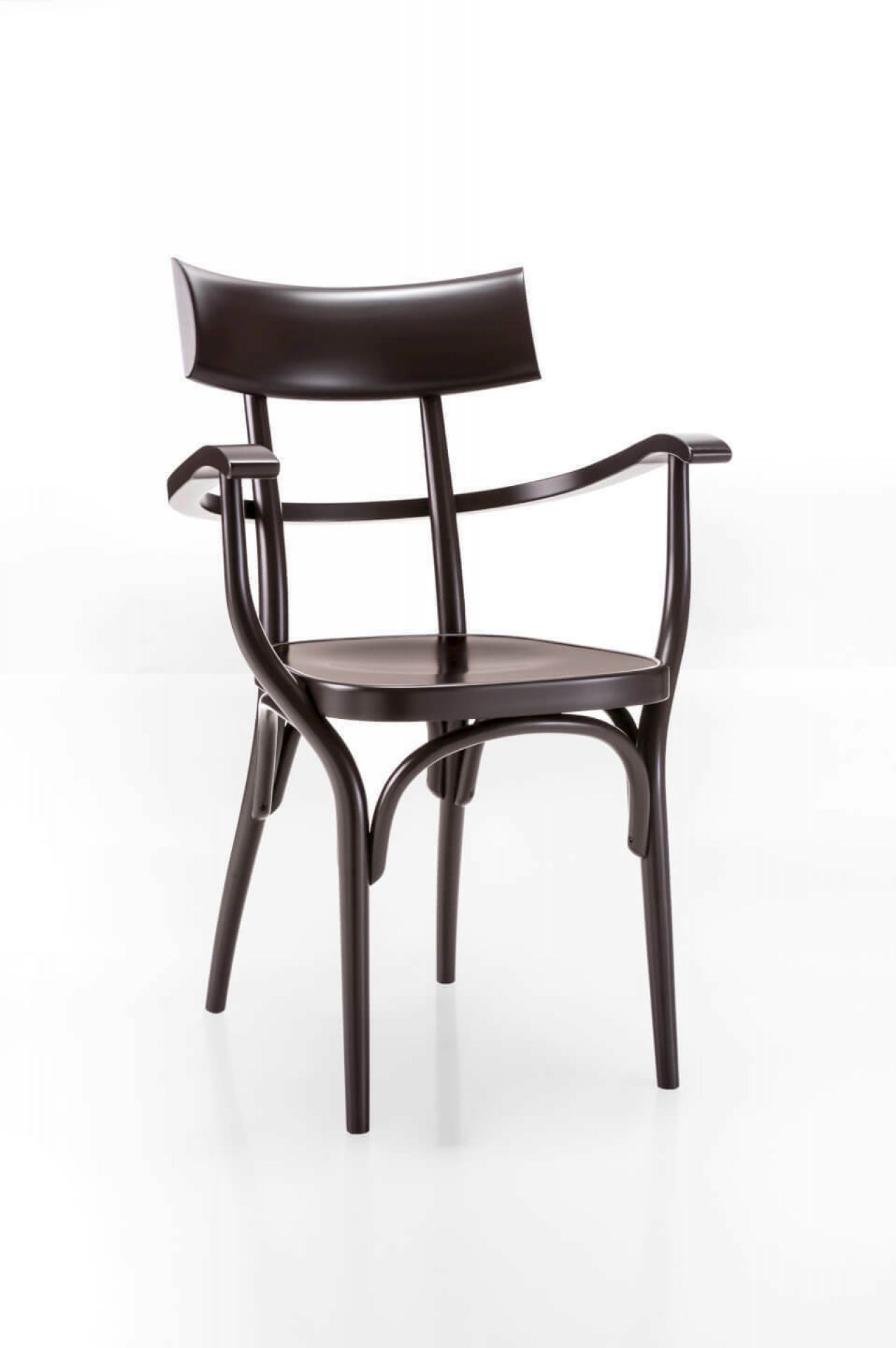 Czech Armchair Armlehnstuhl im Wiener GTV Design, dunkles Walnussholz, klassischer Holzstuhl mit Armlehnen.