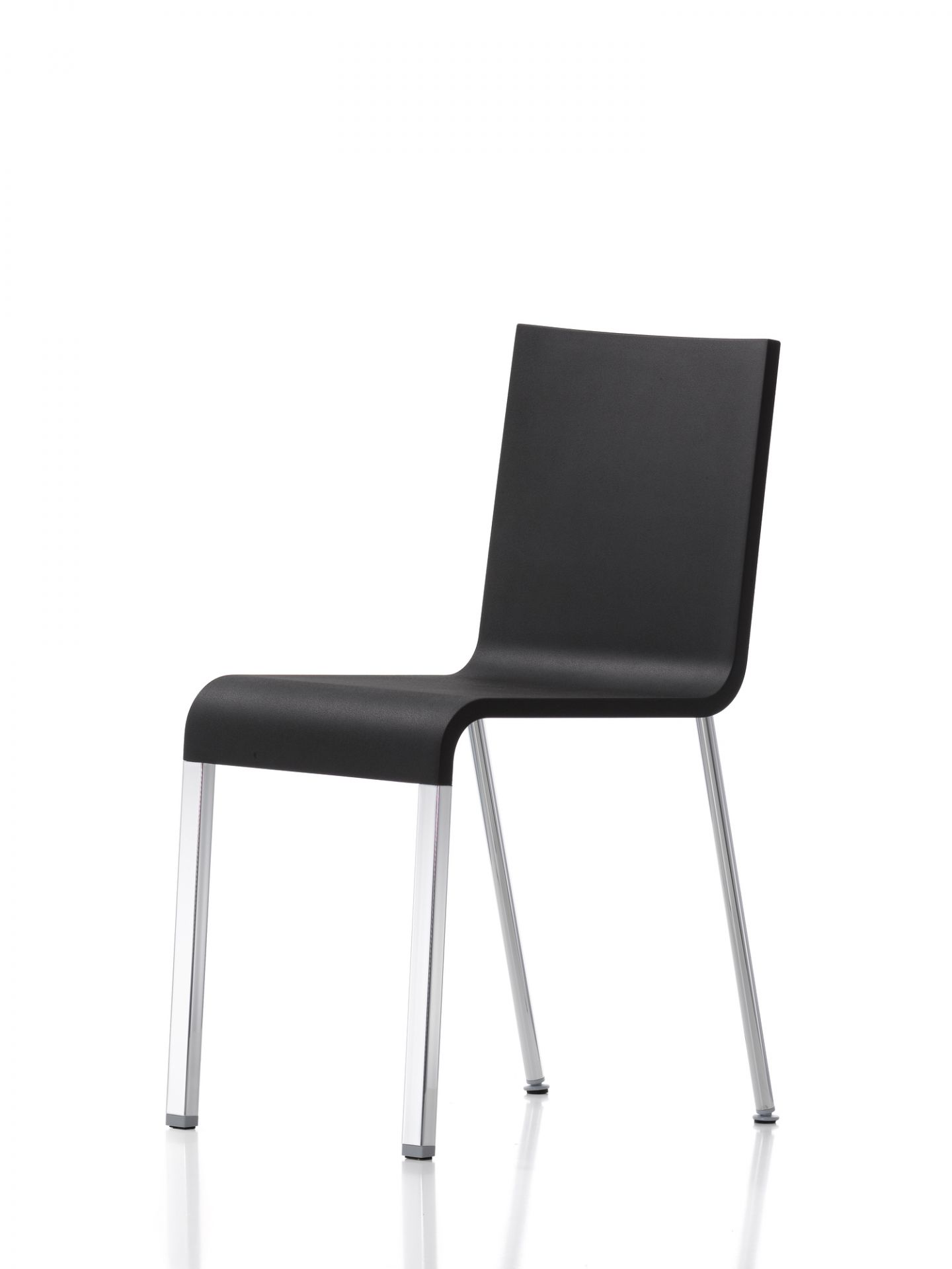 Schwarzer .03 Stuhl von Vitra mit minimalistischem Design und silbernen Metallbeinen für Büro und Wohnraum.