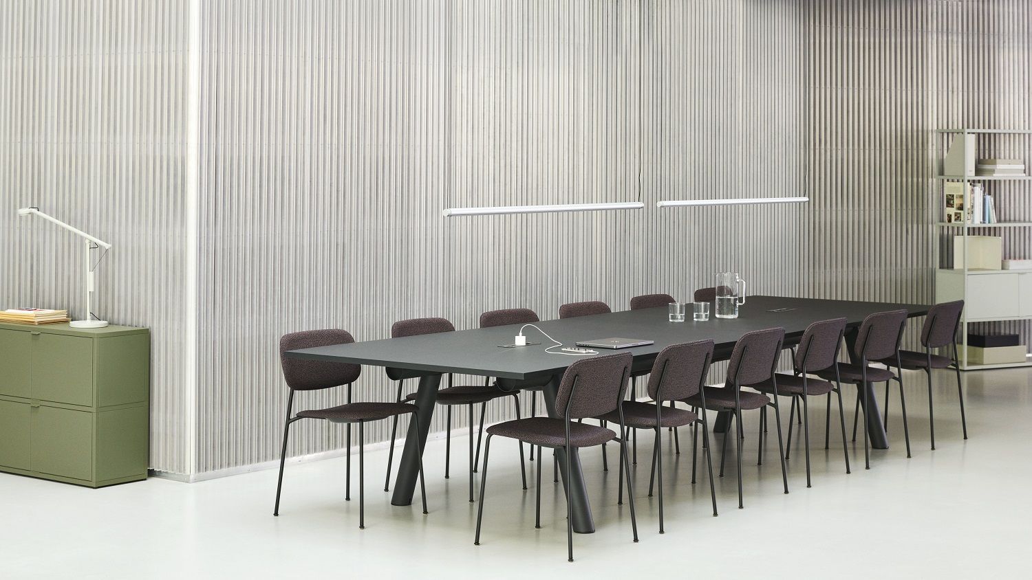 Großer, schwarzer Boa Table Konferenztisch von Hay mit Stühlen in einem modernen Büroraum.