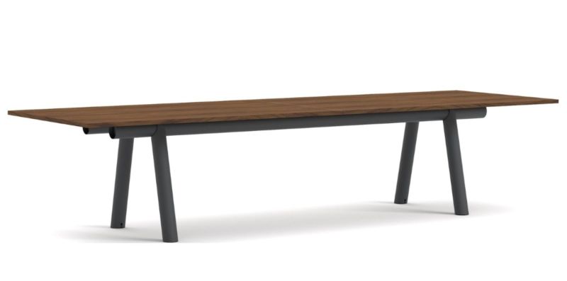 Hay Boa Table Konferenztisch mit brauner Tischplatte und grauem Gestell, geeignet für Büro und Besprechungen.