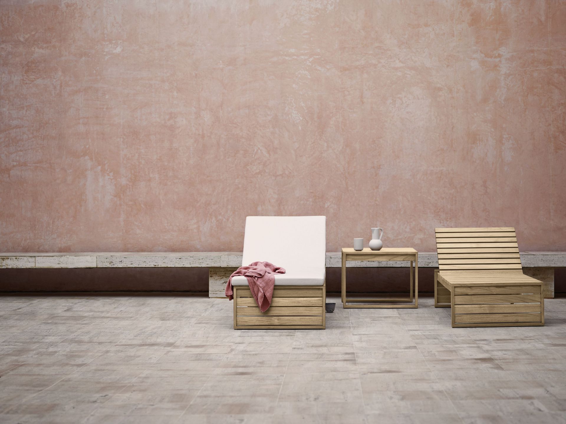 Bodil Kjaer Beistelltisch von Carl Hansen & Søn im Außenbereich mit Liege und Stuhl.