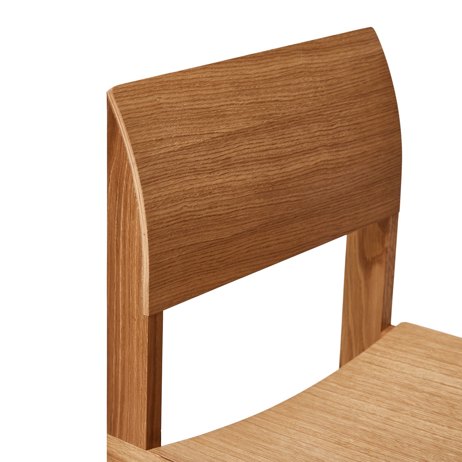 Detailaufnahme der Rückenlehne des Sonder Stuhls von Form & Refine aus hellem Eichenholz.