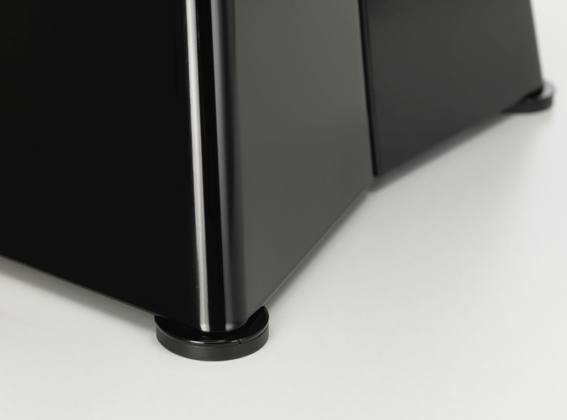Detailaufnahme des schwarzen Vitra Tabouret Métallique Hockers, der auf einem weißen Untergrund steht.