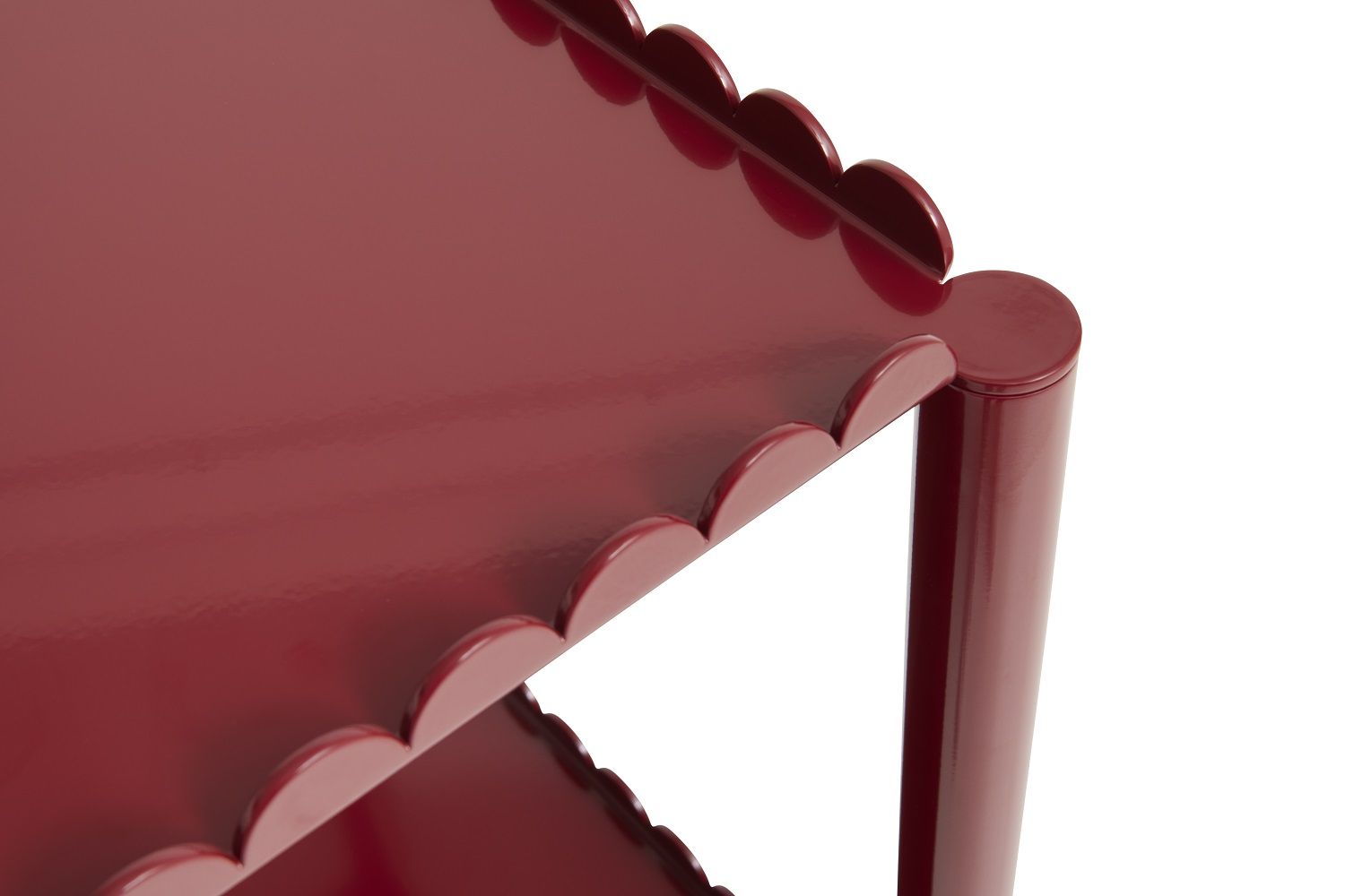 Detailaufnahme: Roter Arcs Trolley Servierwagen von Hay mit wellenförmigem Rand. Modernes Möbeldesign.