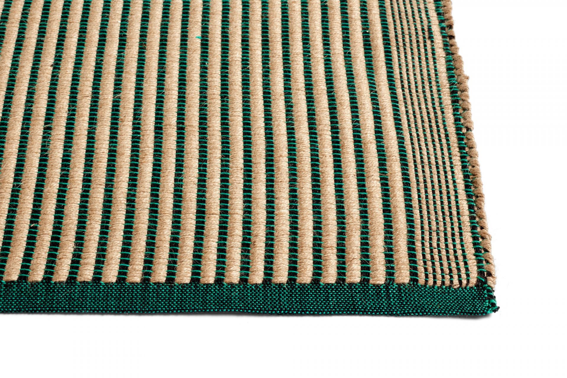 Tapis Teppich Hay B 80: Detailaufnahme eines schwarz-grün gestreiften Teppichs aus Naturfasern.