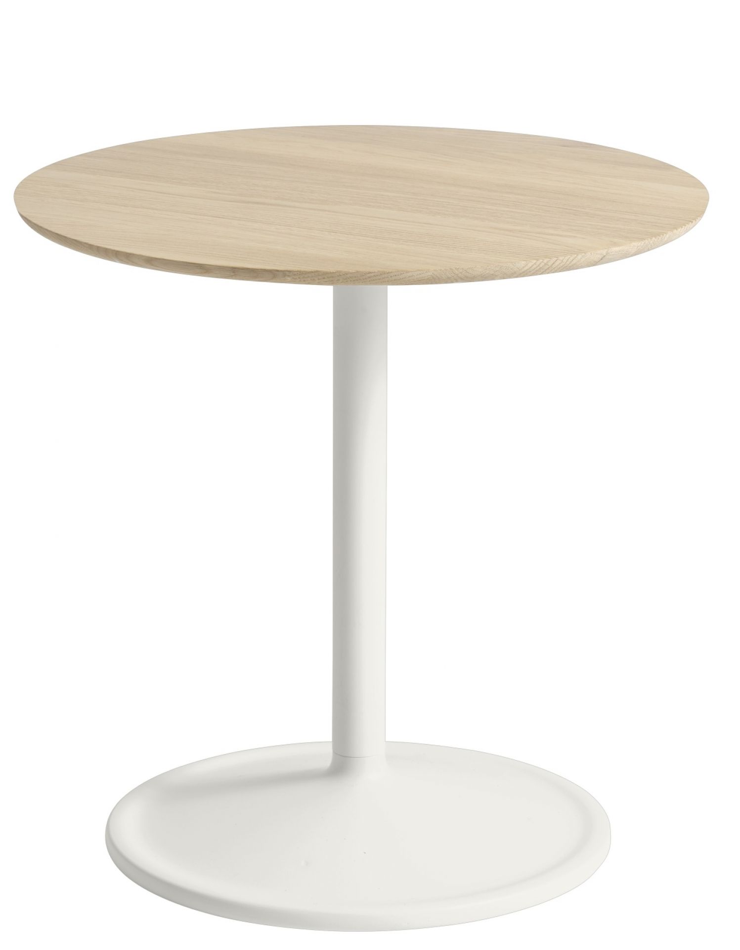 Muuto Soft Side Table Beistelltisch mit runder, heller Holzplatte und weißem, zylindrischem Fuß auf runder Basis.